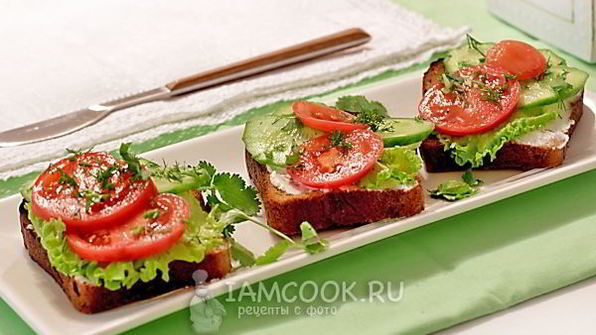 бутерброды с мягкой брынзой и овощами