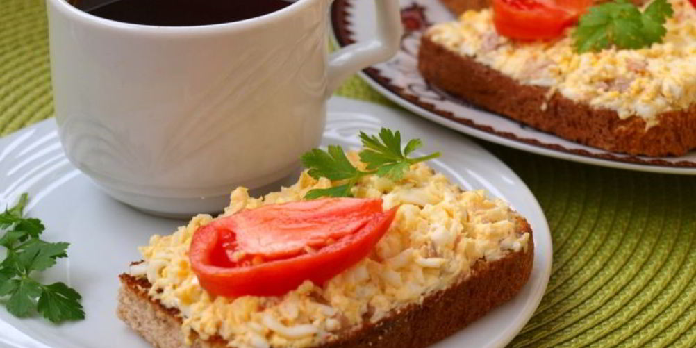 Рецепт бутербродов с печенью трески, яйцом и плавленым сыром