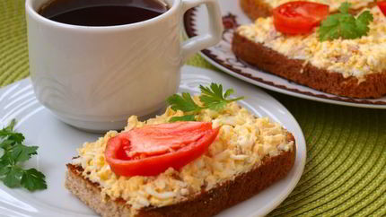 Бутерброды с печенью трески, яйцом и плавленым сыром