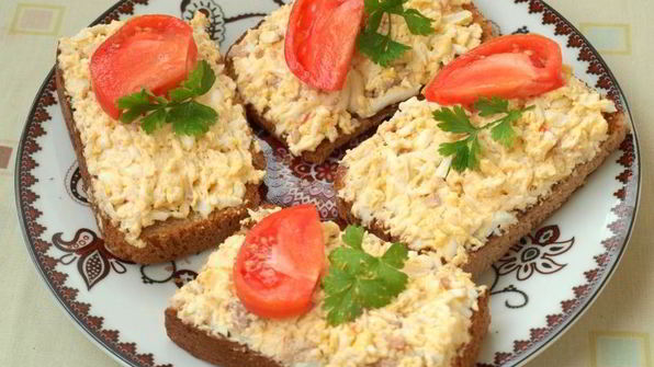 бутерброды с печенью трески, яйцом и плавленым сыром