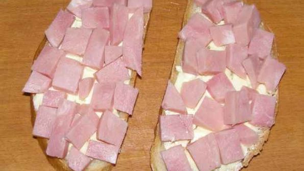 бутерброды с помидорами, ветчиной и сыром