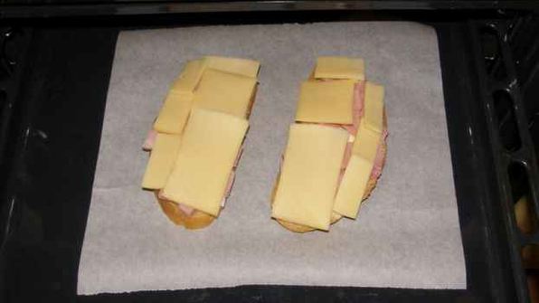 бутерброды с помидорами, ветчиной и сыром