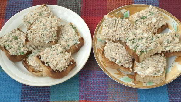 бутерброды с сардинами и плавленым сыром