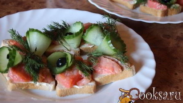 бутерброды с семгой и свежим огурцом