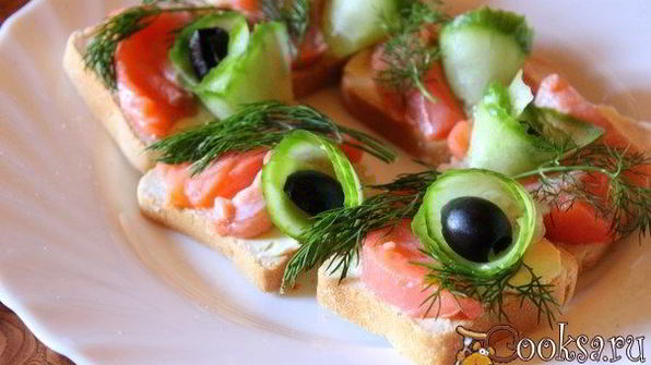 бутерброды с семгой и свежим огурцом