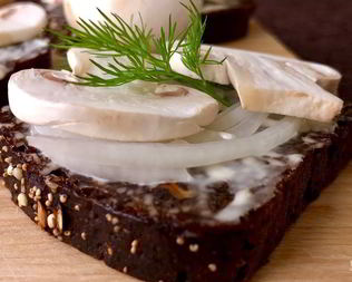 Бутерброды с сырыми шампиньонами