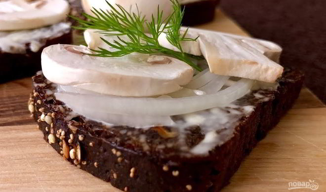 Бутерброды с сырыми шампиньонами