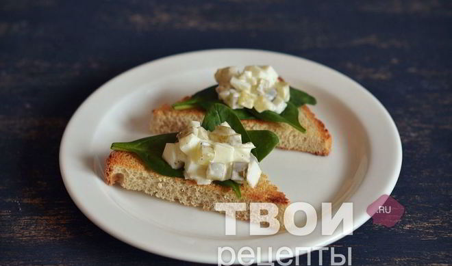 Бутерброды со шпинатом и яичным салатом