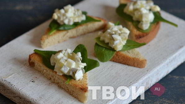 бутерброды со шпинатом и яичным салатом