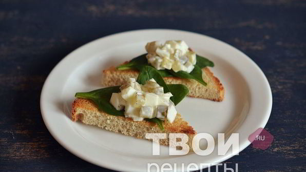 бутерброды со шпинатом и яичным салатом