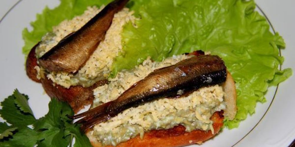 Рецепт бутербродов со шпротами и авокадо