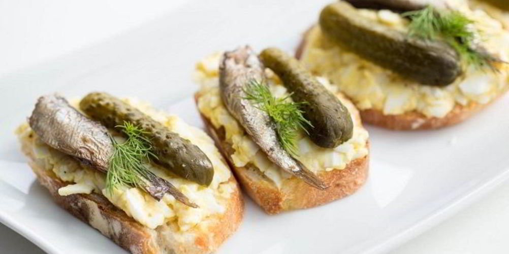 Рецепт бутербродов со шпротами и соленыма огурцома