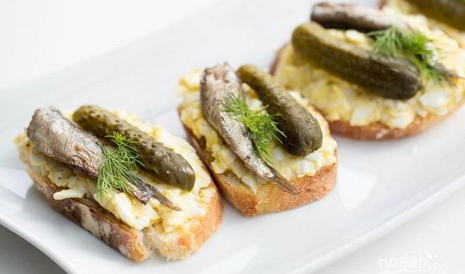 Бутерброды со шпротами и соленым огурцом