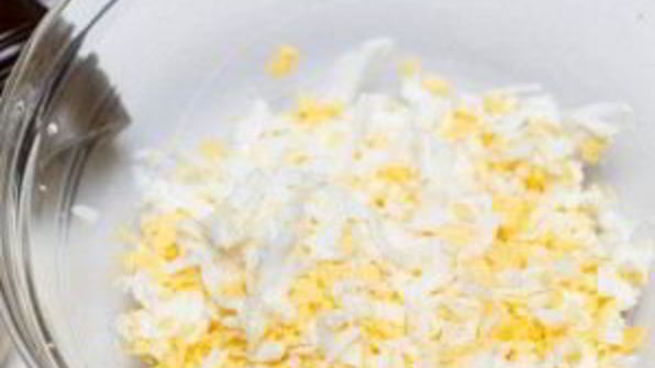 бутерброды со шпротами и соленым огурцом