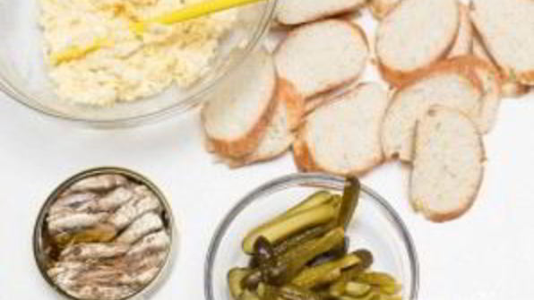 бутерброды со шпротами и соленым огурцом