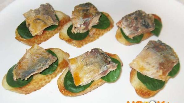 бутерброды со скумбрией лодочки