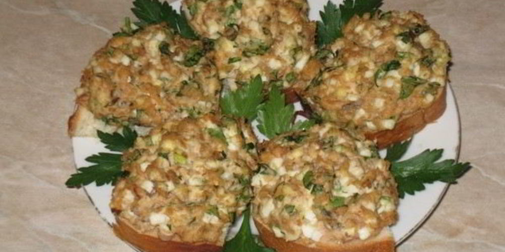 Рецепт горячих бутербродов с горбушей, яйцом и зеленью