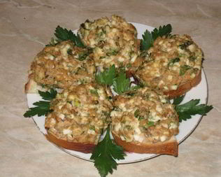 Горячие бутерброды с горбушей, яйцом и зеленью