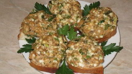 Горячие бутерброды с горбушей, яйцом и зеленью