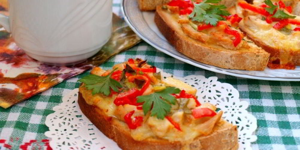 Рецепт горячих бутербродов с индейкой, сладким перцем и моцареллой