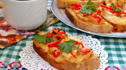 Горячие бутерброды с индейкой, сладким перцем и моцареллой