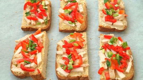 горячие бутерброды с индейкой, сладким перцем и моцареллой