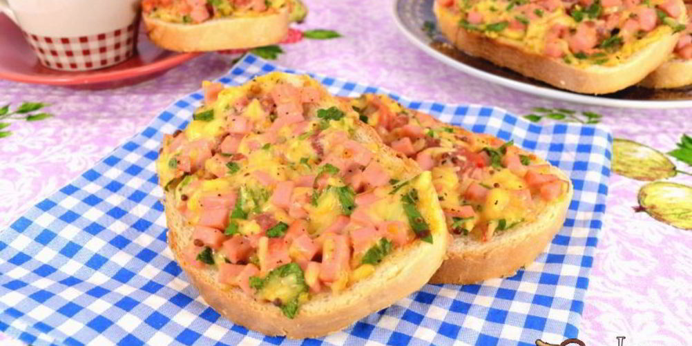 Рецепт горячих бутербродов с колбасой и сыром