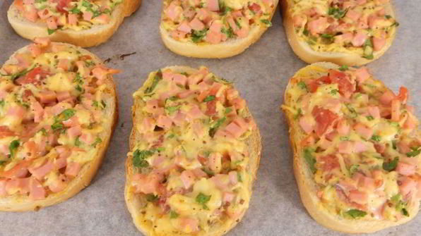 горячие бутерброды с колбасой и сыром