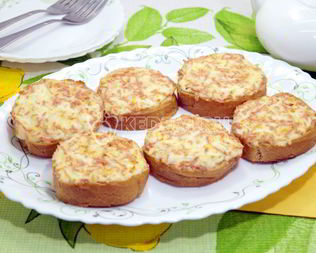 Горячие бутерброды с колбасой