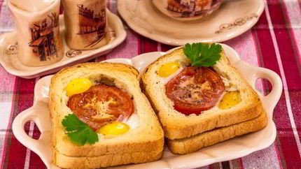 Горячие бутерброды с окороком, помидорами и яйцами