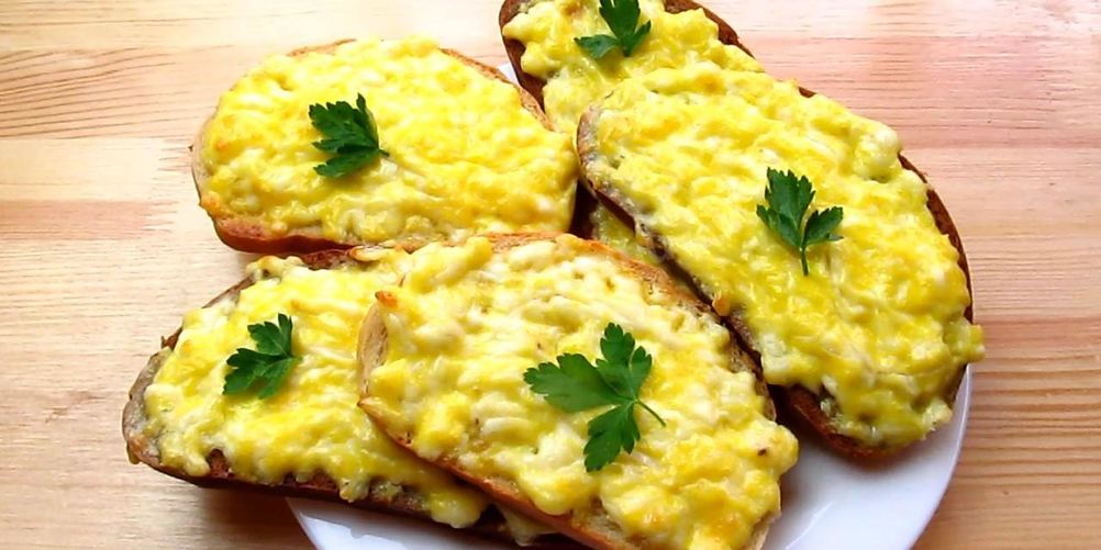 Рецепт горячих бутербродов с плавленным сыром и чесноком