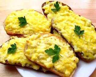 Горячие бутерброды с плавленным сыром и чесноком