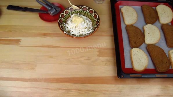 горячие бутерброды с плавленным сыром и чесноком