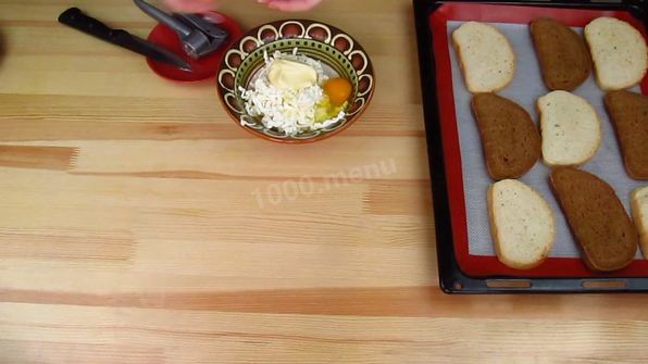 горячие бутерброды с плавленным сыром и чесноком