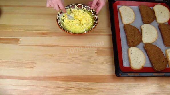 горячие бутерброды с плавленным сыром и чесноком