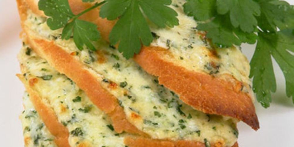 Рецепт горячих бутербродов с соусом и сыром