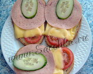 Горячие бутерброды с сыром и помидором