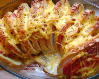 Горячие бутерброды веером с колбасой, помидорами и сыром