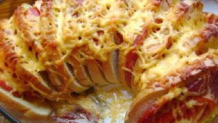 Горячие бутерброды веером с колбасой, помидорами и сыром