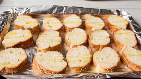 мини-бутерброды с лососем и кремом из хрена