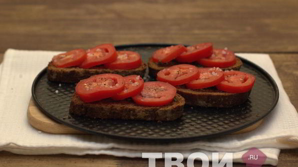 запеченный бутерброд с помидором и моцареллой