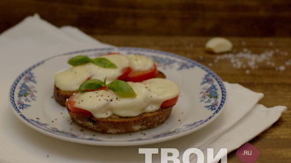 запеченный бутерброд с помидором и моцареллой