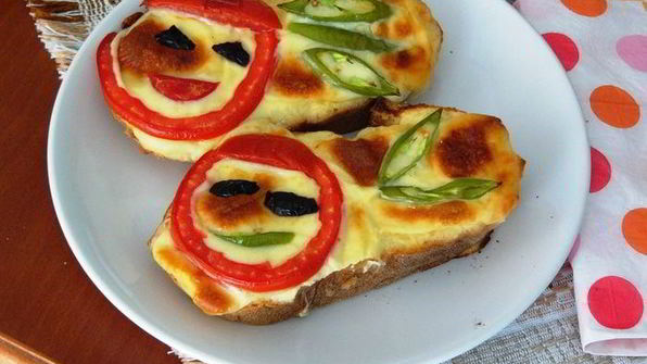 запеченные бутерброды с йогуртом и помидорами