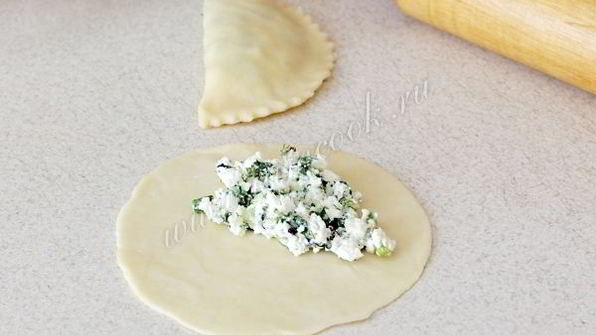 чебуреки с творогом и зеленью