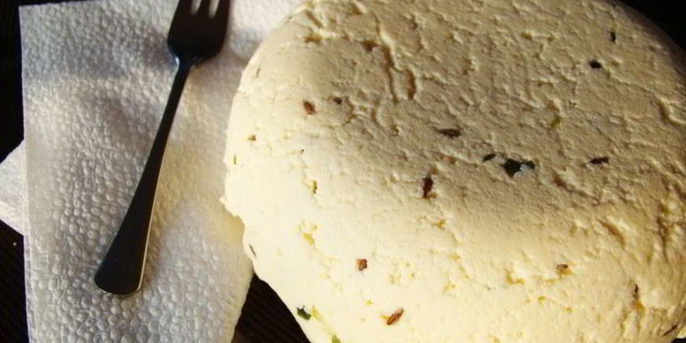 Рецепт домашнего яичного сыра с зеленью