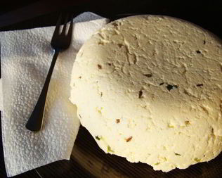 Домашний яичный сыр с зеленью