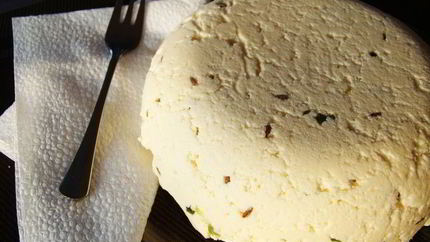 Домашний яичный сыр с зеленью