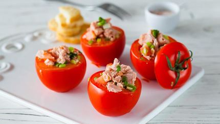 Фаршированные помидоры с консервированным тунцом