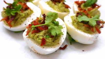 Фаршированные яйца с гуакамоле