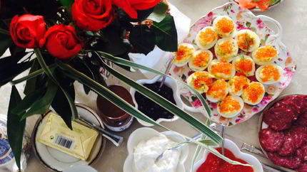 Фаршированные яйца с икрой